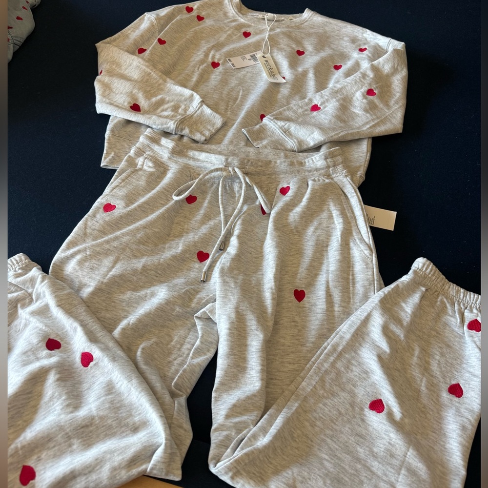 Cozy heather grey lightweight sweatsuit w/ sewn on red hearts ♥️ FUN CUTE COMFY